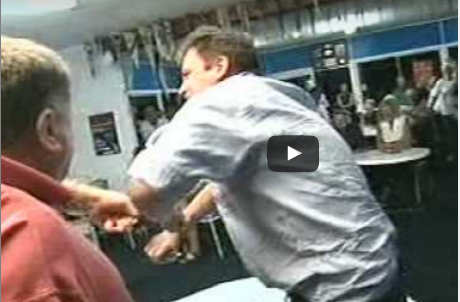 شاهد.. " الكابوريا" يهاجم مذيعًا على الهواء