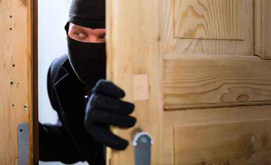 القبض على سارق 25 منزلا خلال ثلاث أعوام القبض على سارق 25 منزلا خلال ثلاث أعوام