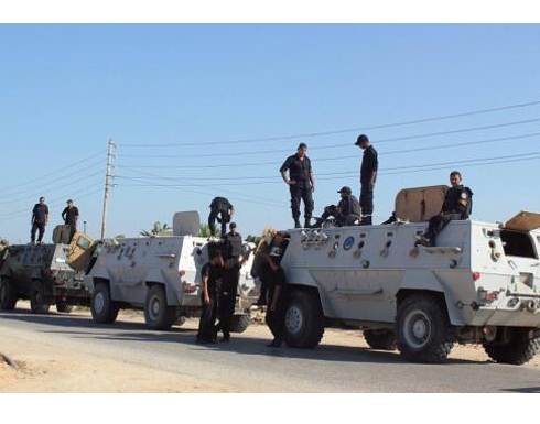 مقتل ضابط و4 مجندين مصريين بتفجيرين في العريش مقتل ضابط و4 مجندين مصريين بتفجيرين في العريش