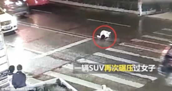 شاهد: لحظة دهس سيدة صينية مرتين أمام أعين المارة ولم يلتفت إليها أحد!