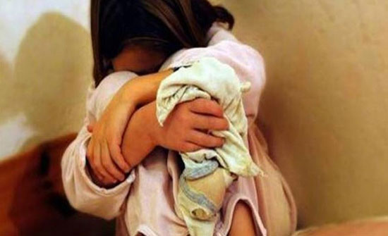 اتهّمت زوجها بعتداى على طفلتها والمحكمة تأمر بحبسها! اتهّمت زوجها بعتداى على طفلتها والمحكمة تأمر بحبسها!
