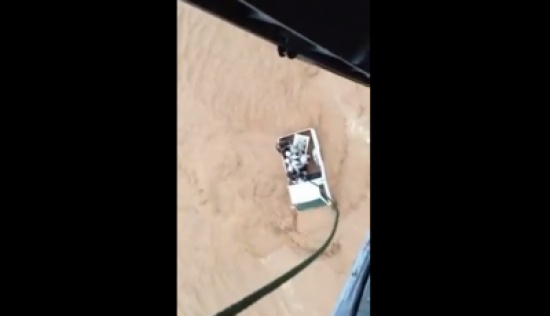 إنقاذ جوي لأسرة سعودية حاصرتها السيول ( فيديو ) إنقاذ جوي لأسرة سعودية حاصرتها السيول ( فيديو )