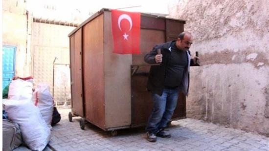 بالصور - عائلة ٌ تعيش في خزانة