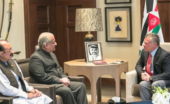 الملك يستقبل رئيس مجلس الشيوخ الباكستاني