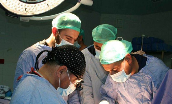 كادر طبي متخصص يجري عمليات عظام متقدمة في مستشفى الأمير راشد العسكري كادر طبي متخصص يجري عمليات عظام متقدمة في مستشفى الأمير راشد العسكري