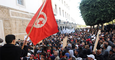 الحكم على ضابطين بالسجن 10 و20 سنة بتهمة قتل متظاهرين فى تونس