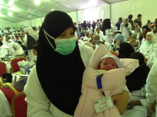 فيديو وصور: أصغر حاجة ترى النور في المشاعر المقدسة.. ووالدها يطلق عليها منى