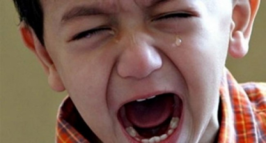 تجردت من أمومتها وحرقت طفلها بأعقاب السجائر وخلعت أظافره ليخلو لها الجو مع عشيقها !