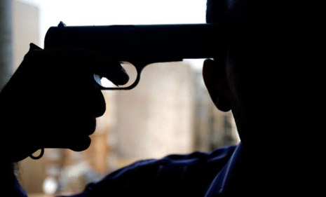 حاولا منع صديقهما من الانتحار فمات الثلاثة!! حاولا منع صديقهما من الانتحار فمات الثلاثة!!