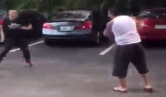 شاهد.. رجل يدهس شقيقه بالخطأ أثناء إنقاذه