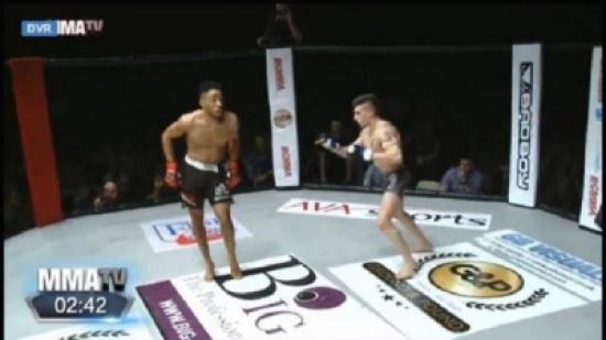 مصارع استهزأ بمنافسه.. شاهد كيف رد الإهانة