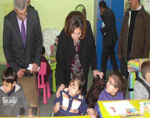 أبو حسان تتفقد أسرة لديها اربعة معاقين