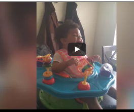 شاهد ماذا حدث لطفل لحظة سماعه صوت مخيف