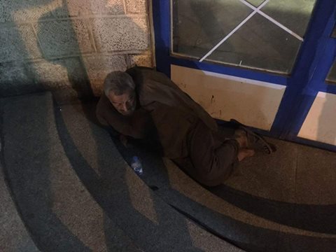 للسنة الثانية على التوالي مازال هذا المسن بدون مأوى