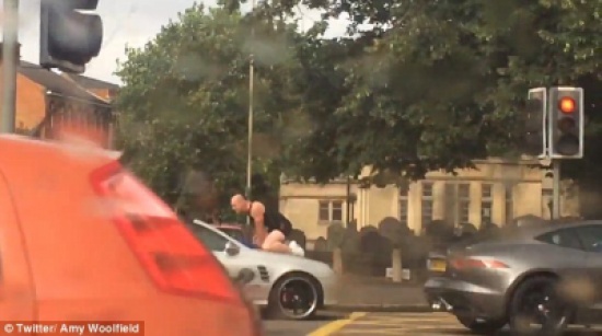 فيديو : رجل يهشم زجاج سيارة برأسه