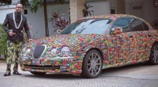 بالفيديو: رجل أعمال يزيّن "جاغوار" فاخرة بـ 4600 سيارة صغيرة