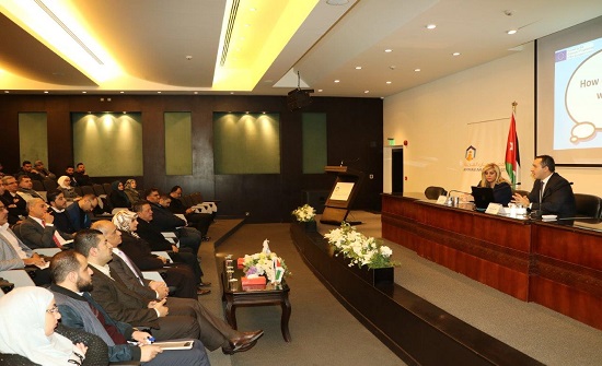 ايراسموس تعرض لفرص تدريبية وأكاديمية في "عمان العربية"