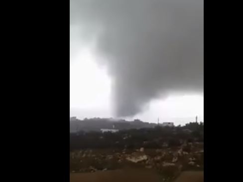 شاهد بالفيديو .. اعصار يضرب مناطق جنوب الضفة العربية