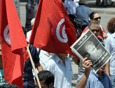 قتيل وعدد من الجرحى في مواجهات ليلية بعدة مدن تونسية قتيل وعدد من الجرحى في مواجهات ليلية بعدة مدن تونسية