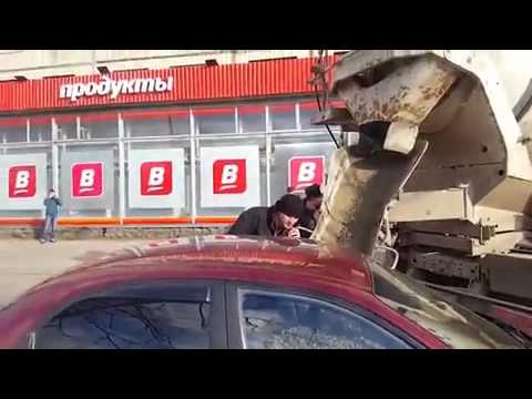 بالفيديو.. رجل غاضب من زوجته ينتقم بملء سيارتها بالخرسانة