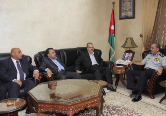 تكريم عدد من ضباط الدفاع المدني المتقاعدين تكريم عدد من ضباط الدفاع المدني المتقاعدين