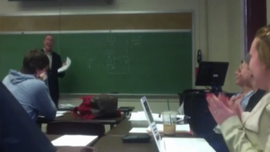 طلاب يداعبون أستاذهم بكذبة أبريل