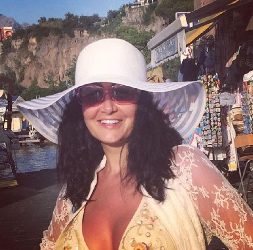 بالصور: غادة عبد الرازق بإطلالات جريئة جدًا في إيطاليا