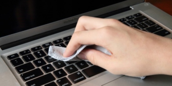 كيف تنظفين لوحة مفاتيح الكمبيوتر