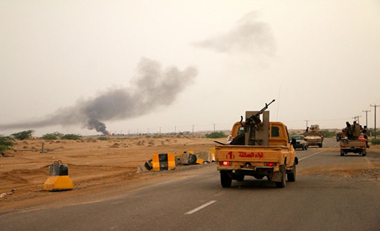 هلع وفرار حوثي.. التحالف يعلن قرب تحرير ميناء الحديدة