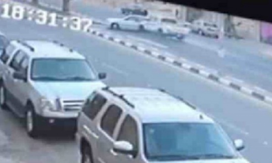 شاهد: سائق لم ينتبه للطريق فتسبب لنفسه بحادث مروع