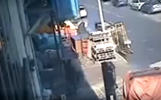 فيديو| سقوط صندوق حديدي على شخص أثناء مروره صدفة في الطريق