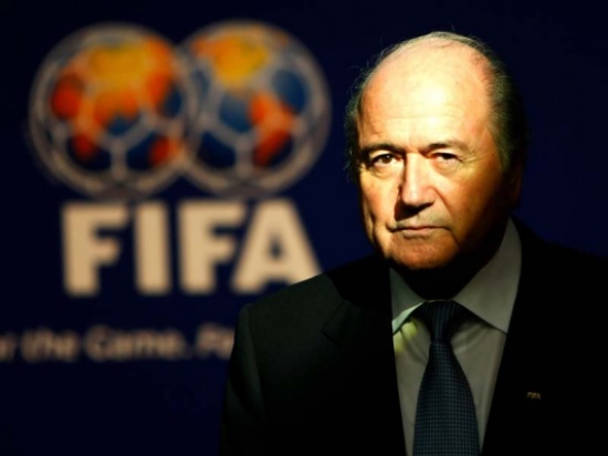 بلاتر وميسي ورونالدو.. والانحياز للولد الطيب بلاتر وميسي ورونالدو.. والانحياز للولد الطيب