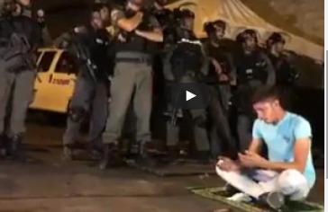 بالفيديو .. هكذا دعا شاب بحرقة لـ المسجد الأقصى وهو محاط بجنود الاحتلال