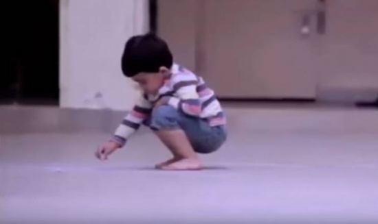 فيديو| طفل يتيم يرسم صورة والدته لينام بحضنها فيديو| طفل يتيم يرسم صورة والدته لينام بحضنها