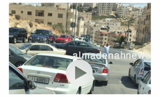 صورة : مواطن ينظم السير في دوار مزدحم صورة : مواطن ينظم السير في دوار مزدحم