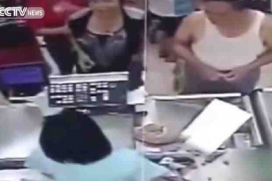 فيديو: انتحار موظفة كاشير بعد تعرضها للضرب