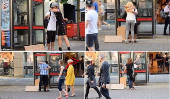 بالفيديو: شاب مسلم يقف معصوب العينين ويطلب معانقة المارّة بمانشستر