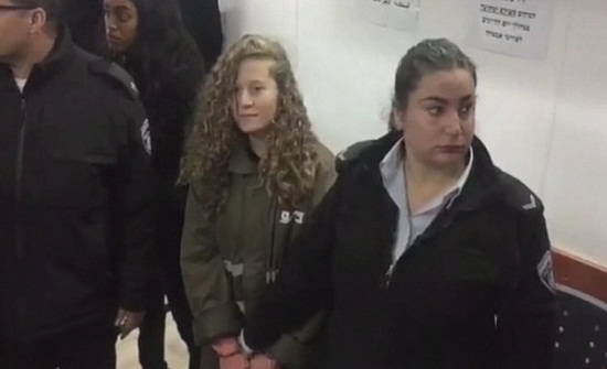 عهد التميمي مكبلة ترعب إسرائيل.. "جلسات المحاكمة مغلقة"