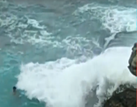 بالصور.. لحظة نجاة سائح أمريكي من الغرق بأستراليا