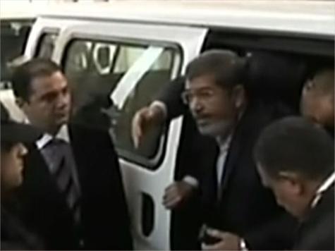 مرسي يصل محبسه بعد إرجاء محاكمته مرسي يصل محبسه بعد إرجاء محاكمته