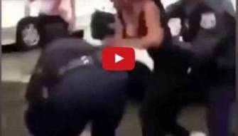 شرطية تنهال على فتاة باللكمات شاهد السبب