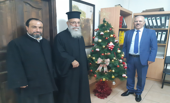 . عيسى يستقبل الأب جورج عواد والأب الياس عواد مهنئين بأعياد الميلاد . عيسى يستقبل الأب جورج عواد والأب الياس عواد مهنئين بأعياد الميلاد
