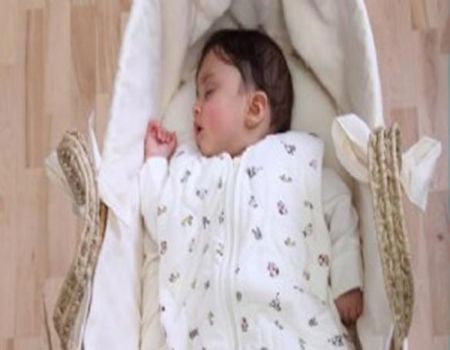 أب يتخلص من صراخ رضيعه بـ «شريط لاصق»