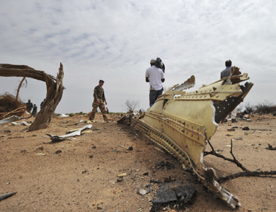 لا شىء سوى “قطع صغيرة” في مكان تحطم الطائرة الجزائرية