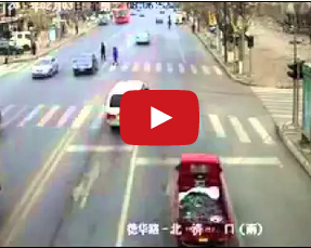 شاهد.. شرطي صيني على ظهر سيارة أجرة