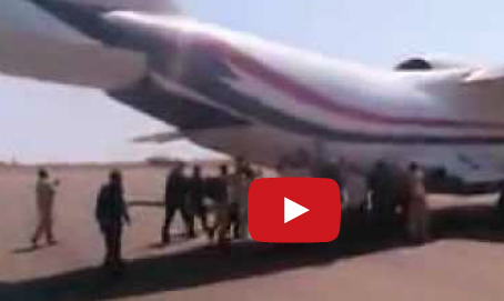 "عاملون" بالخطوط الجوية السودانية يدفعون طائرة بأيديهم لإقلاعها