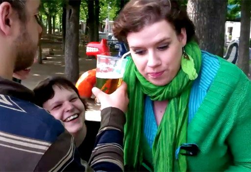 فتاة تشرب من أذنيها " فيديو "