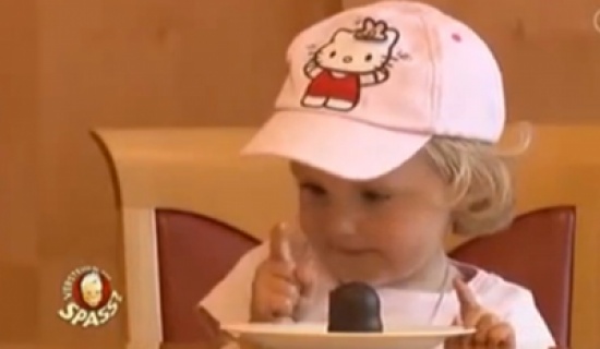 اختبار صبر الاطفال امام قطعة الشوكولاته