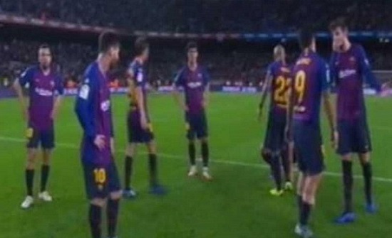 بالصور : شجار وكلمات "نابية" بين سواريز وبيكيه.. وميسي يتفرّج