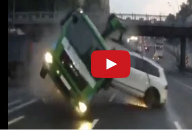 حادث عنيف بسبب قطع الاشارة